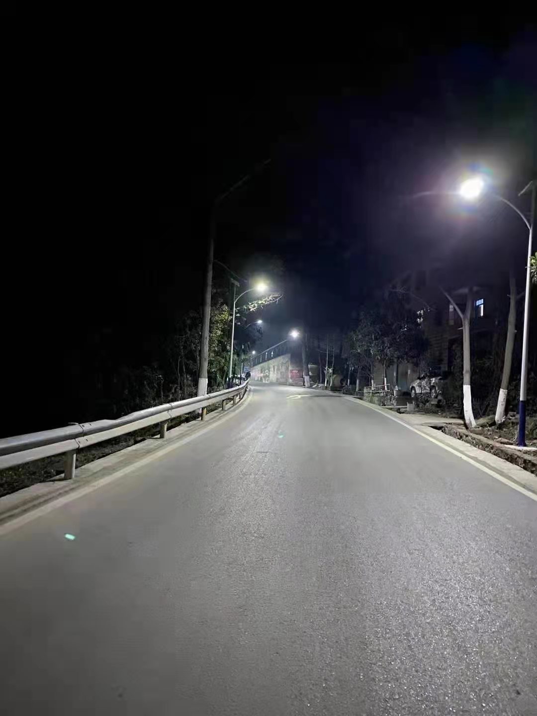 不依赖电网，只追随阳光：太阳能路灯的独立照明优势