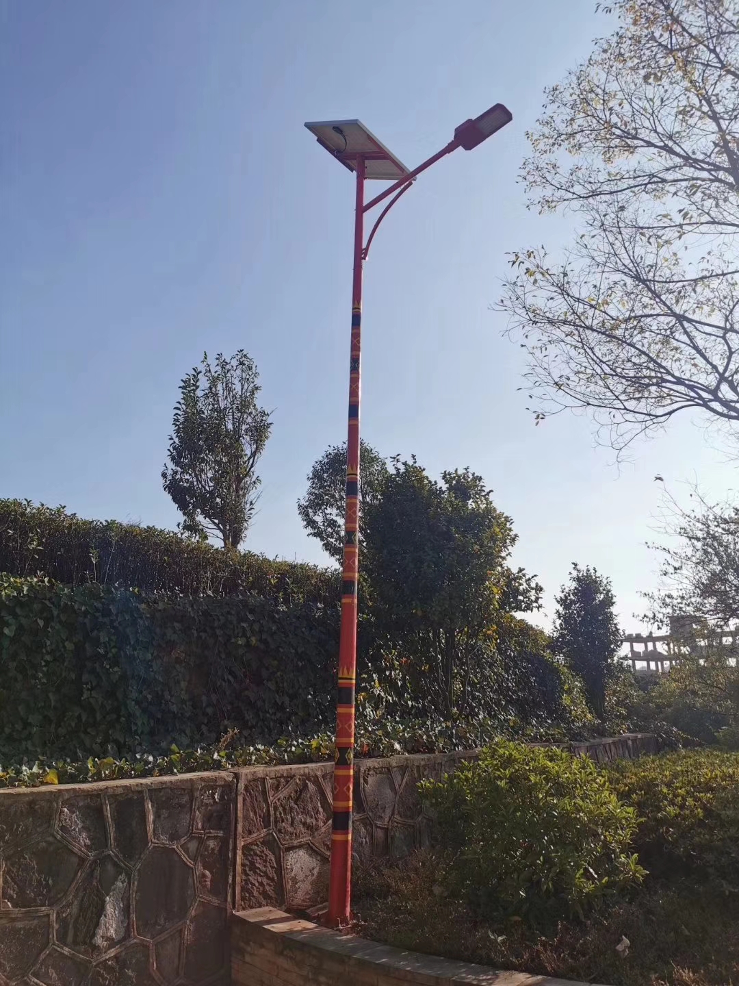 告别“一刀切”照明！太阳能路灯+人体光控，适配每一个动态场景