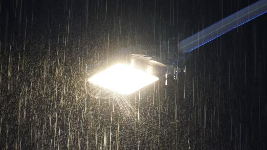 阴雨连七日，灯亮如初见的秘密