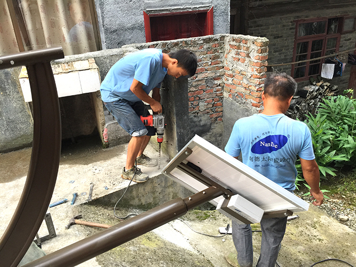 太阳能路灯安装_南德太阳能技术人员_贵州印江太阳能路灯