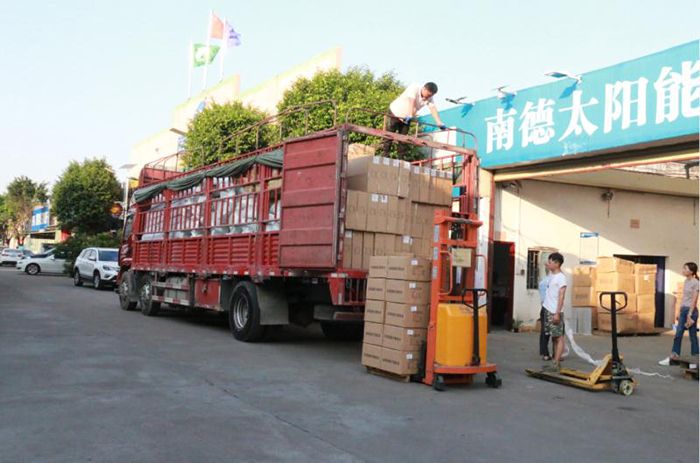太阳能锂电池路灯装车_太阳能路灯厂家_太阳能路灯报价
