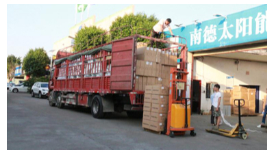 南德太阳能锂电池路灯装车图
