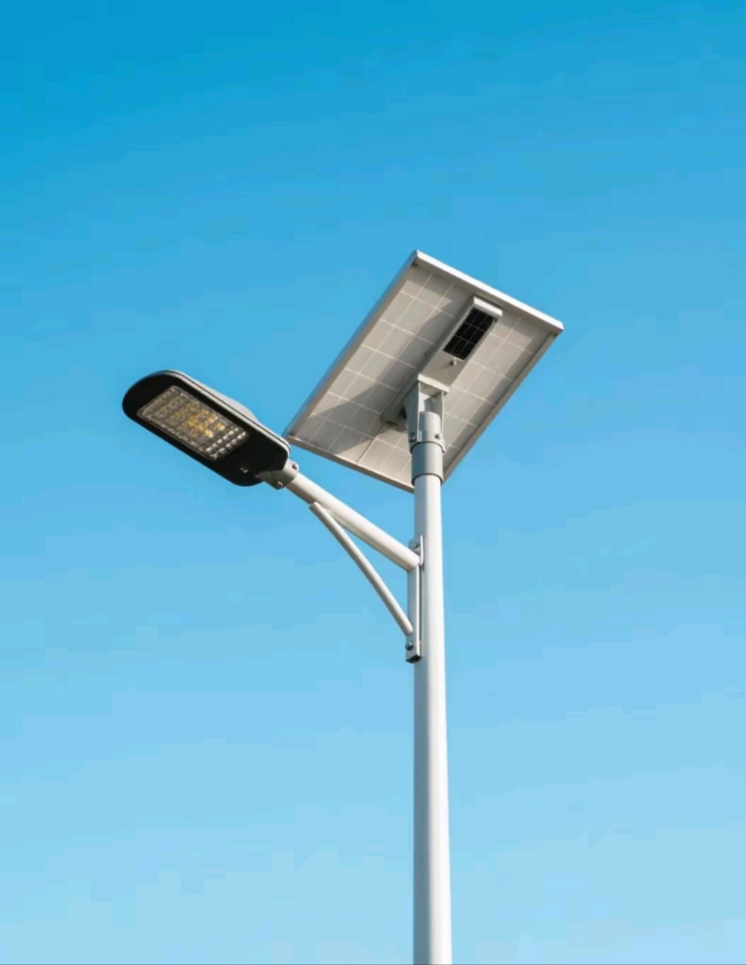 无需外接电源，太阳能路灯实现自主发光体验