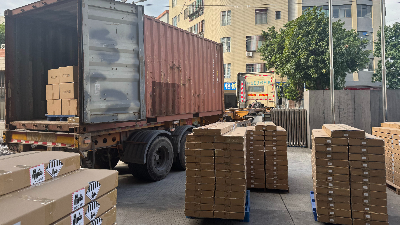 一批批发完外国的太阳能路灯已经启航了